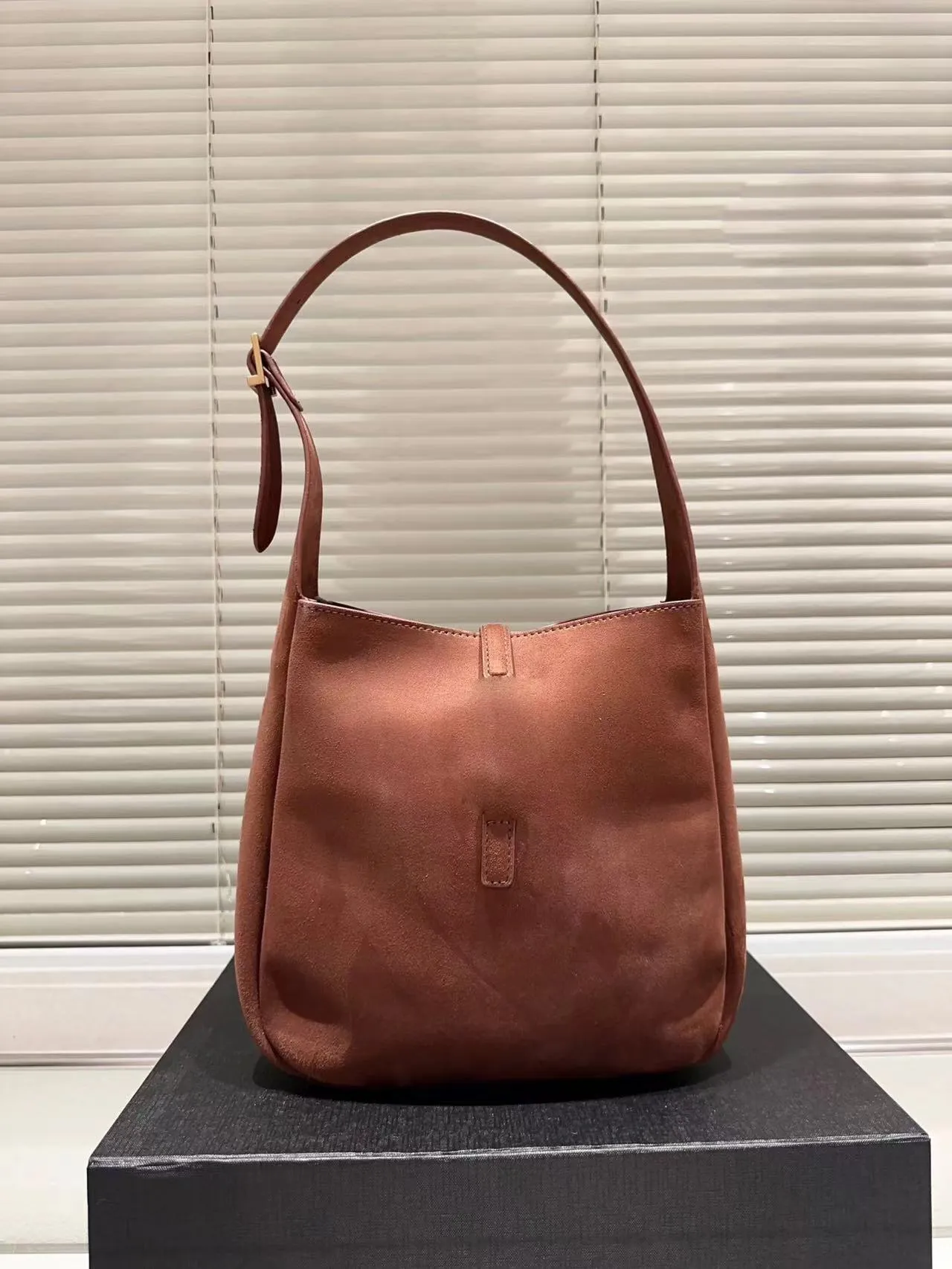 Designer Open Wandering Leather Underarm Bag – Women’s Bucket Style with Gold Hardware - Image 11