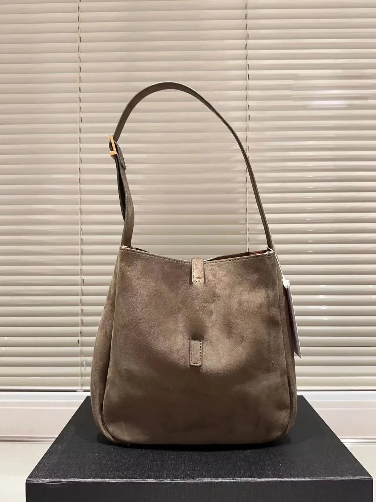 Designer Open Wandering Leather Underarm Bag – Women’s Bucket Style with Gold Hardware - Image 12