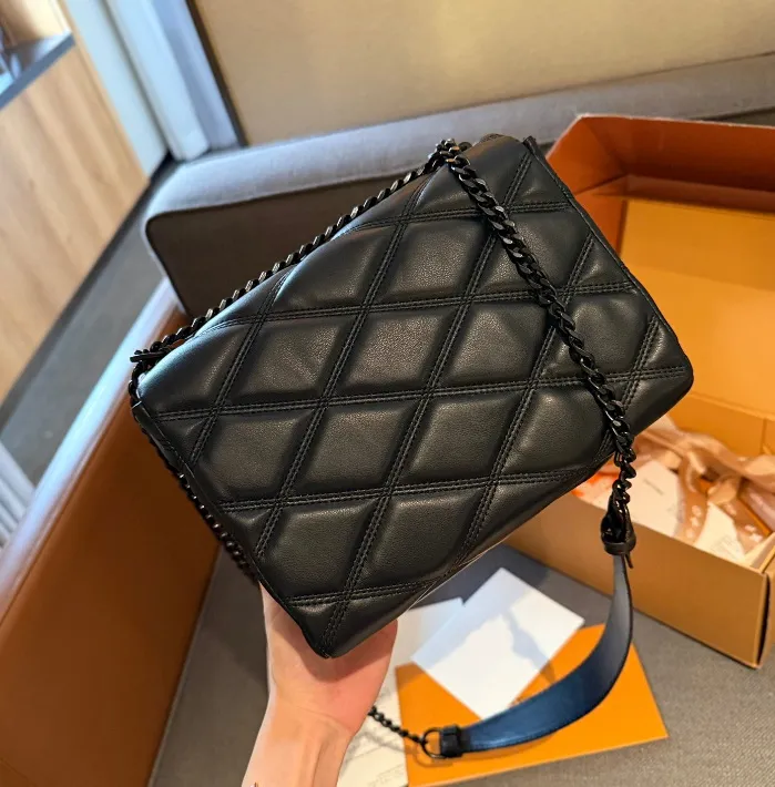 Designer Leather Twist Shoulder Bag – Adjustable Chain, Water Ripple Gradient, Elegant Spherical Style - Image 3