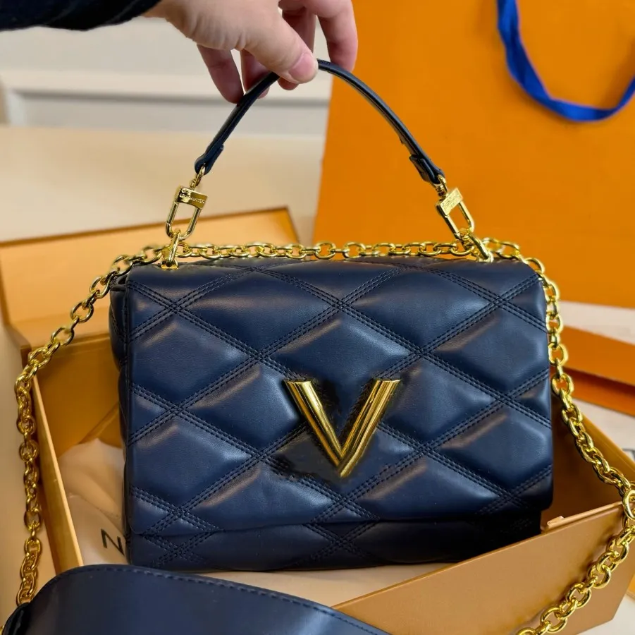 Elegant Gradient Twist Shoulder Bag – Spherical Leather Design with Chain Strap for Women - Image 8