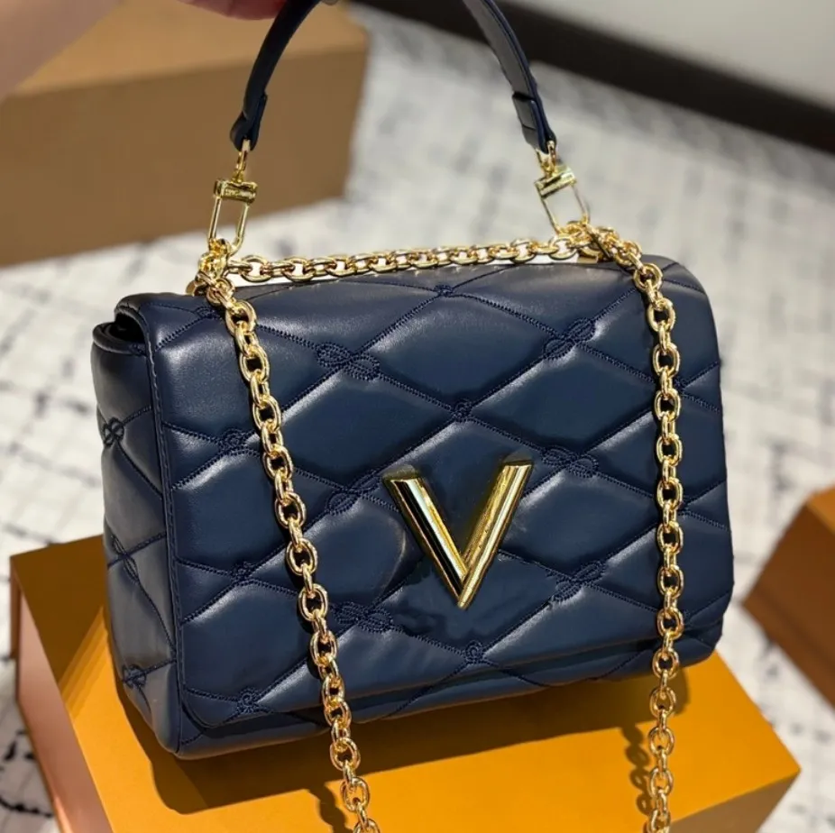 Elegant Gradient Twist Shoulder Bag – Spherical Leather Design with Chain Strap for Women - Image 9