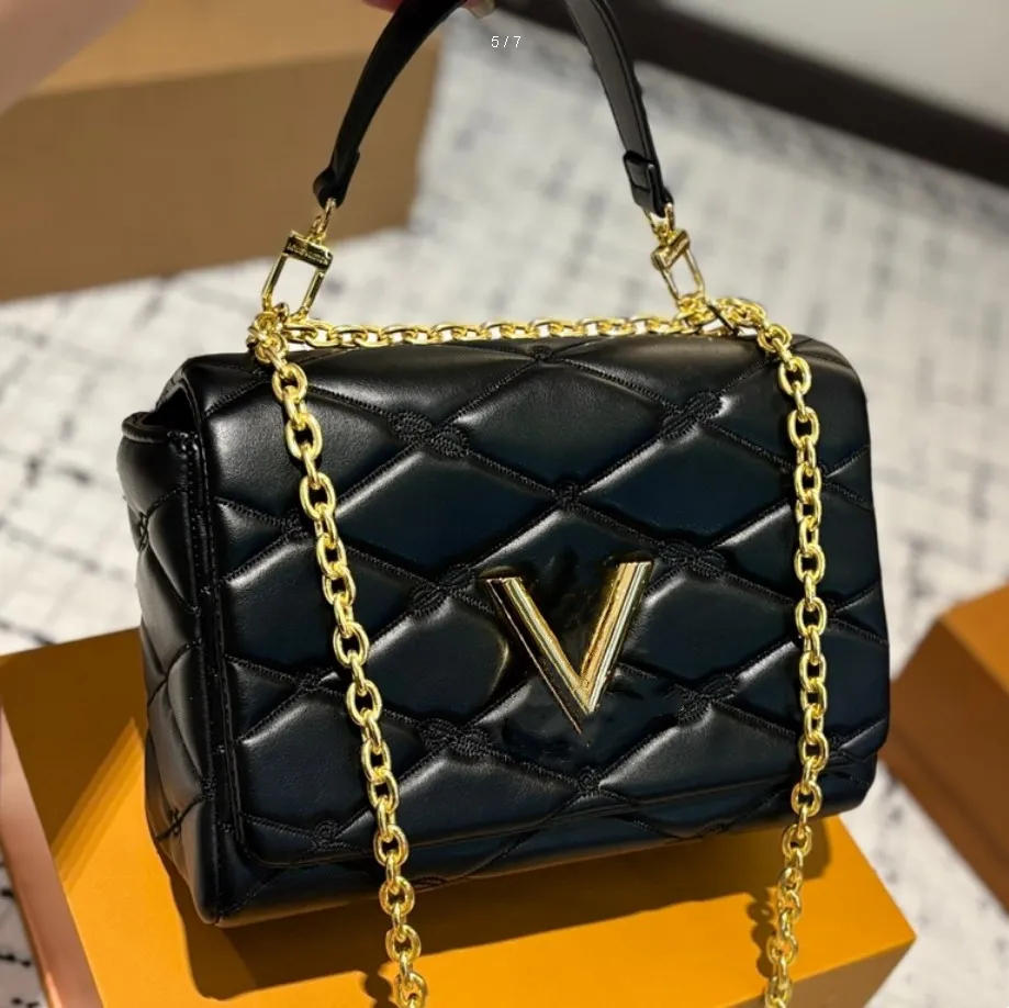 Elegant Gradient Twist Shoulder Bag – Spherical Leather Design with Chain Strap for Women - Image 5